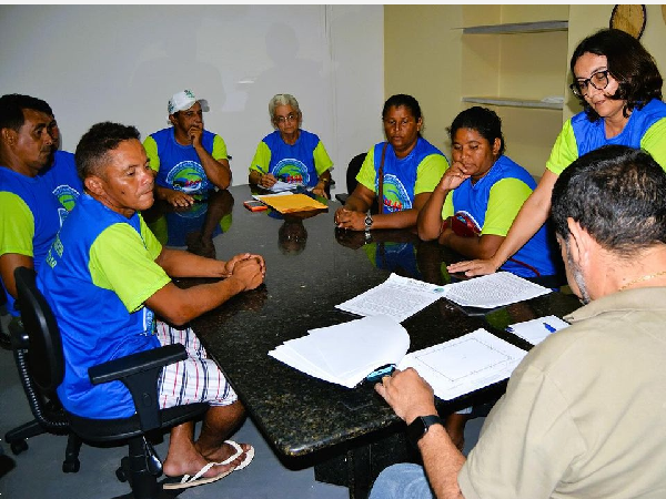 PREFEITO FRANK GOMES SE REÚNE COM REPRESENTANTES DA ASSOCIAÇÃO DOS CATADORES DE MATERIAIS RECICLADOS DE ITAIÇABA.